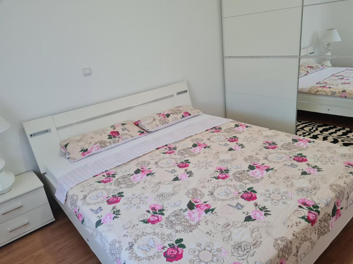 Apartment Nora Near The Beach Pula Exterior foto