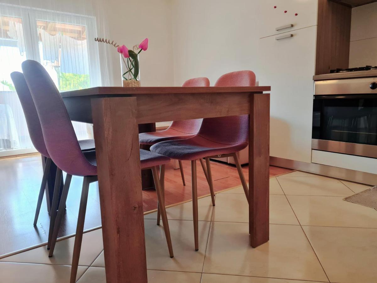 Apartment Nora Near The Beach Pula Exterior foto