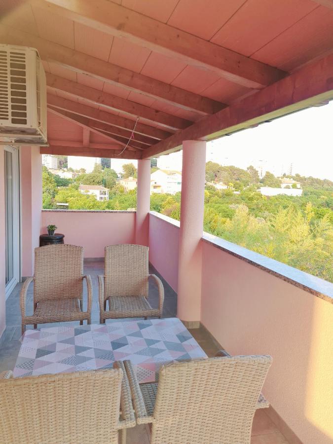 Apartment Nora Near The Beach Pula Exterior foto